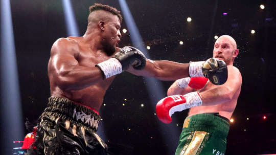 프란시스 은가누(왼쪽)와 타이슨 퓨리가 29일(현지시간) 열린 복싱 경기에서 공방을 펼치고 있다. 유튜브 캡처